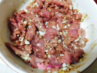 4、嫩肉盖饭,腌制半个小时左右