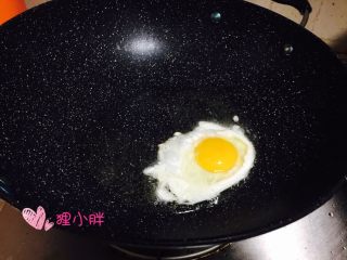 6、嫩肉盖饭,锅内入少量油。煎熟荷包蛋。如果想吃溏心的，我之前有写过菜谱，大家可以翻一下