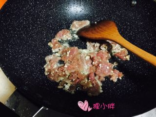 7、嫩肉盖饭,锅内入油。下入腌制好的肉片儿滑熟