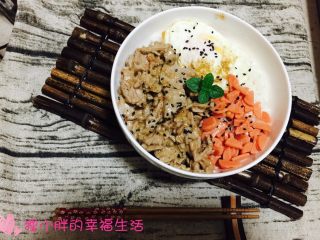 8、嫩肉盖饭,米饭提前蒸好的，就是一人份的量，肉片儿，火腿依次码好，盖上荷包蛋
