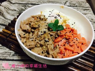 9、嫩肉盖饭,薄荷和黑芝麻是用来装饰的，大功告成。。肉片儿超级嫩，有这样一碗饭，工作日也是元气满满