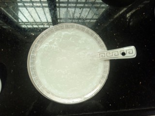 1、冰糖燕窝,燕窝炖好后，先倒进碗里，6.4克干燕窝炖出了满满的一碗，正常一人一天食用3-5克干燕窝即可。