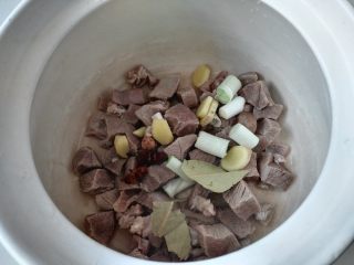 6、冬季养生暖身汤  羊肉萝卜汤,把羊肉和葱姜、调味料放入砂锅中