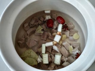 8、冬季养生暖身汤  羊肉萝卜汤,水末过肉便可以，大火烧开然后小火炖半个小时