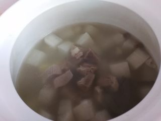 10、冬季养生暖身汤  羊肉萝卜汤,大概煲一个半小时便可以了