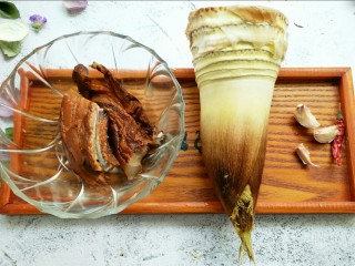 1、腊肉炒竹笋,腊肉用水煮2分钟，洗干净。