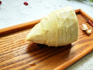 2、腊肉炒竹笋,竹笋去壳，去掉老根。