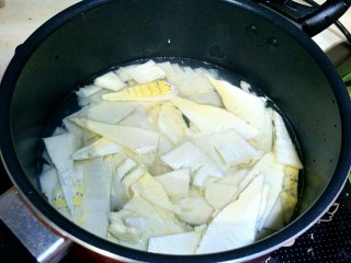 4、腊肉炒竹笋,锅里烧水，水开后把笋片放进去煮。