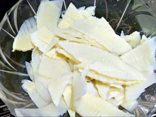 6、腊肉炒竹笋,捞出来用冷水反复清洗几次。