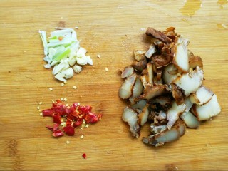 7、腊肉炒竹笋,葱，蒜，辣椒，腊肉切好。