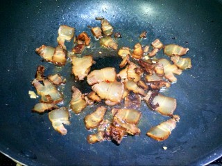 8、腊肉炒竹笋,锅里放一勺油，腊肉下锅炒，把部分油脂煸出来。看个人喜欢，喜欢吃肥一点的就稍微炒一下就行。