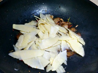 11、腊肉炒竹笋,加入笋片。