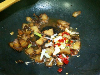 9、腊肉炒竹笋,把葱蒜，辣椒下锅炒香。