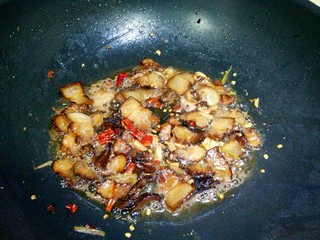 10、腊肉炒竹笋,炒到辣椒开始变黄。