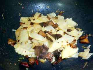 12、腊肉炒竹笋,翻炒2分钟，炒入味儿。