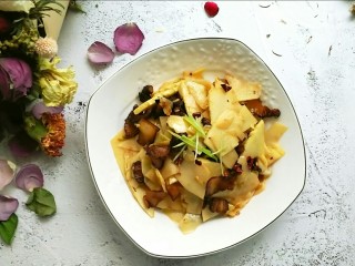 13、腊肉炒竹笋,我这个腊肉很咸，所以没有再放盐，盐量根据情况酌情加减。