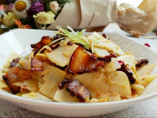 14、腊肉炒竹笋,要是家里有青蒜苗的话放点味道会更完美，在北方很难买到青蒜，我就直接放蒜瓣了。