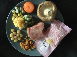 1、海鲜焖饭（宝宝版）,食材如图