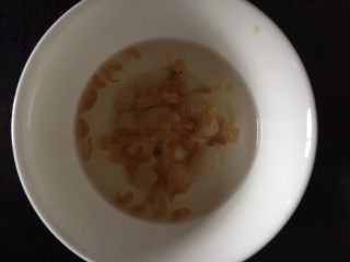 2、海鲜焖饭（宝宝版）,海米和干贝冲洗干净后，放入110g的清水中浸泡