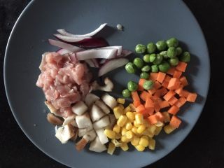 3、海鲜焖饭（宝宝版）,洋葱切丝其他食材切丁