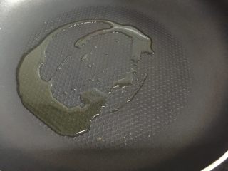 5、海鲜焖饭（宝宝版）,锅烧热放入少许油，调小火