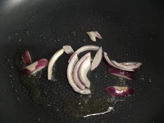6、海鲜焖饭（宝宝版）,洋葱煸炒至透明