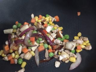 8、海鲜焖饭（宝宝版）,加入其他蔬菜翻炒一两分钟 胡萝卜变色即可