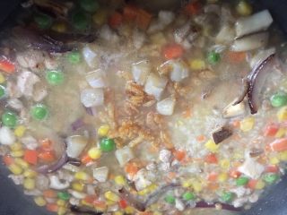 11、海鲜焖饭（宝宝版）,翻炒均匀