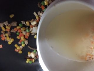 9、海鲜焖饭（宝宝版）,加入海米干贝和浸泡的水