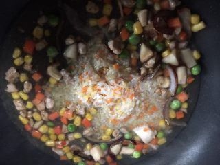 10、海鲜焖饭（宝宝版）,加入洗净的大米