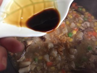 12、海鲜焖饭（宝宝版）,加入生抽