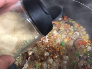 13、海鲜焖饭（宝宝版）,加入葱姜蒜粉