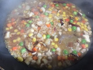 14、海鲜焖饭（宝宝版）,翻炒均匀 煮开就可以