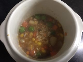 15、海鲜焖饭（宝宝版）,倒入炖锅内，水量如图，应该与食材持平的