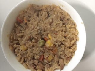 19、海鲜焖饭（宝宝版）,用一个干净的碗装入米饭