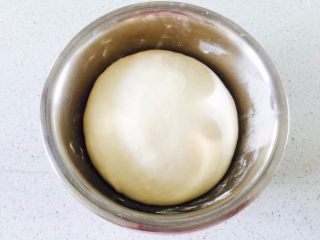 2、黑椒鸡腿披萨,然后将面团放到盆子里，表面粘点水，保鲜膜封住发酵至大约两倍大