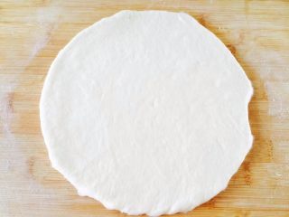 4、黑椒鸡腿披萨,发酵好的面团，擀成比披萨盘大一圈的面饼