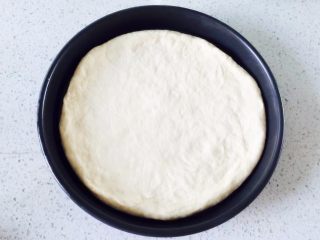 5、黑椒鸡腿披萨,把面皮放到烤盘里，稍微整型