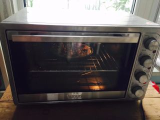 12、黑椒鸡腿披萨,烤箱200度预热，放中层烤15分钟左右