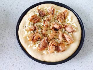 10、黑椒鸡腿披萨,撒上披萨草