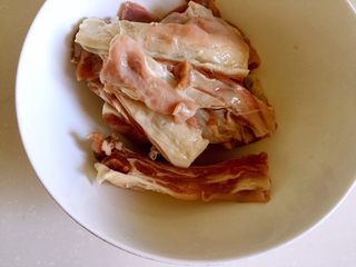 2、烤羊排,斩成大块。