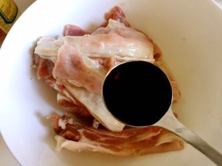 4、烤羊排,放入酱油