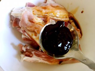 5、烤羊排,放入蚝油