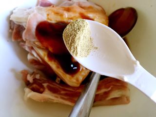 6、烤羊排,放入胡椒粉