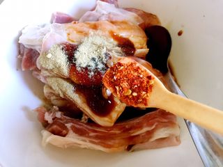 7、烤羊排,放入辣椒粉