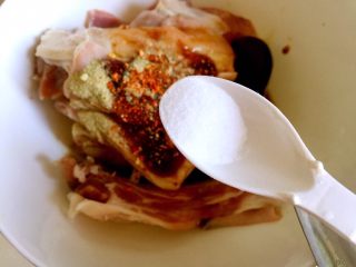 8、烤羊排,放入食盐