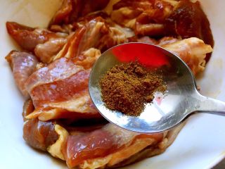 9、烤羊排,放入孜然粉