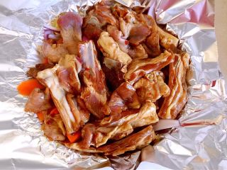 13、烤羊排,上面摆放羊排。