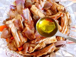 14、烤羊排,均匀的淋入材料油。
