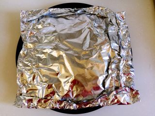 15、烤羊排,上面盖好锡纸。